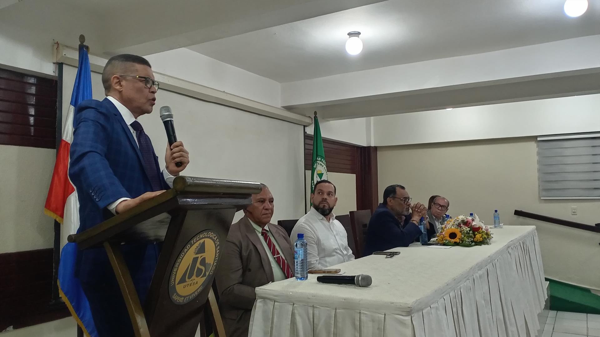 Doctor Ricardo Nieves diserta en Puerto Plata sobre la importancia de la ética en la era de la comunicación y la información digital
