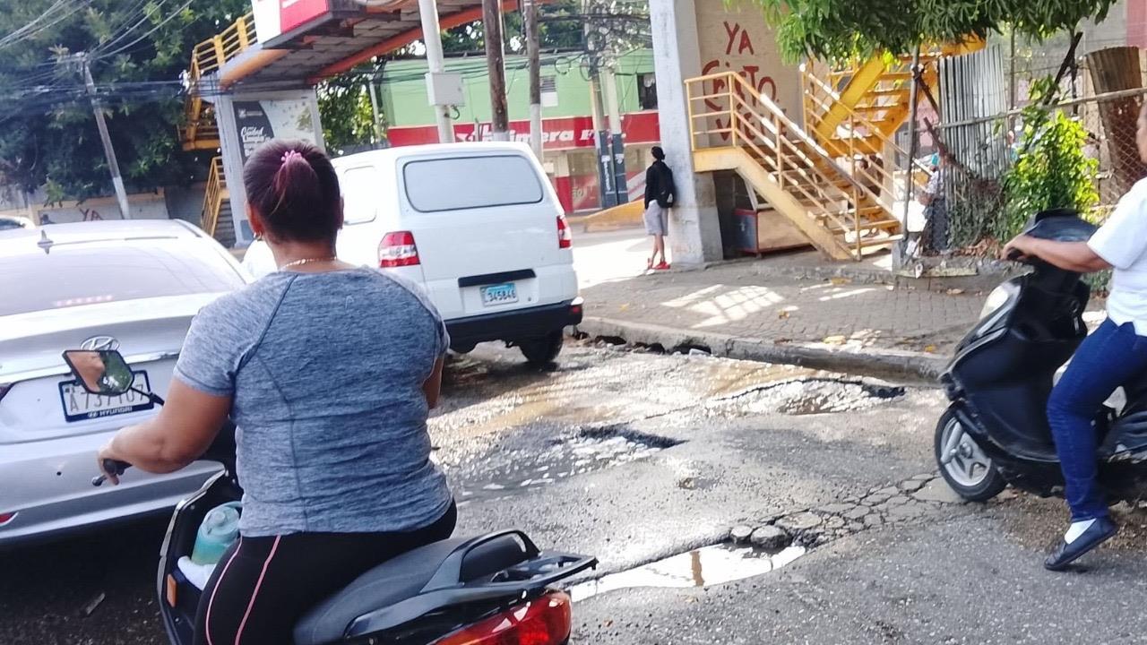 Denuncian malas condiciones en varios tramos de la calle Pedro Clisante en Puerto Plata; igual situación se registra en San Marcos