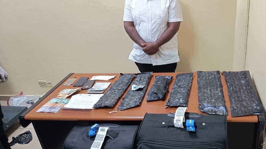 Detienen a extranjero en el Aeropuerto del Cibao cuando intentaba viajar a España con láminas de cocaína ocultas en su equipaje