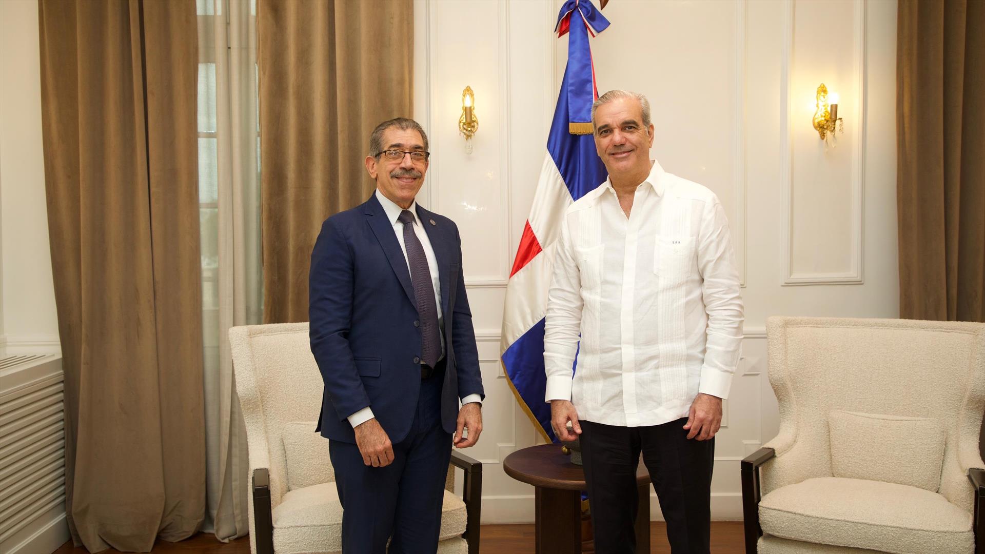 Presidente Abinader recibe en el Palacio Nacional al rector electo de la UASD, Jorge Asjana David