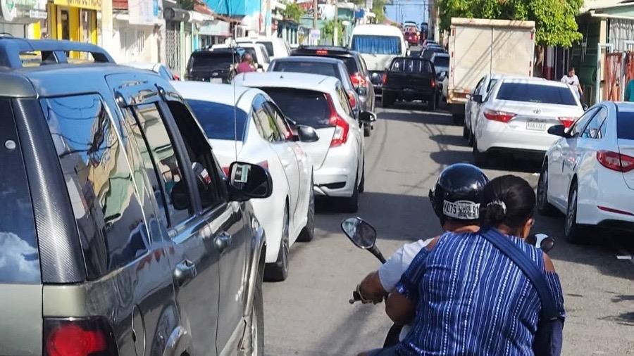 Doble parqueo agrava el caos del tránsito en vías de Puerto Plata ante la permisividad ciudadana y la inacción de las autoridades