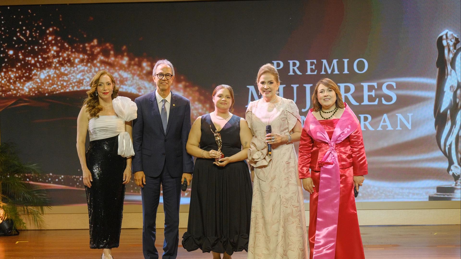 Jatnna Tavárez recibe el máximo galardón del Premio Mujeres que Inspiran