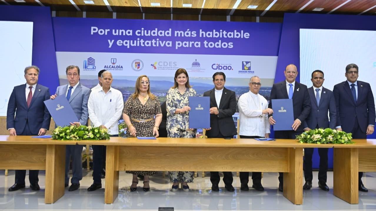 Raquel Peña encabeza firma del “Pacto por una Mejor Ciudad” para impulsar visión de futuro de Santiago