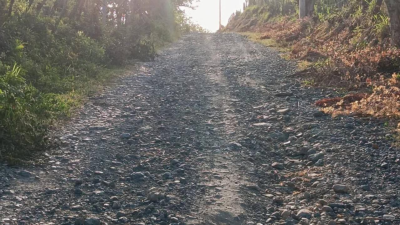 Habitantes de comunidades en la parte oeste de Puerto Plata claman por reparaciones en sus carreteras