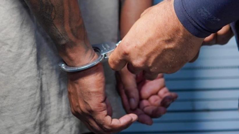 Apresan dos menores en Sosúa cuando apostaban dinero en una máquina tragamonedas