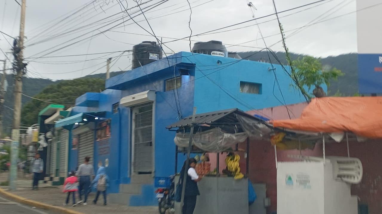 Denuncian que “impasse” con comerciantes impide inicio construcción techado Club 12 de Octubre