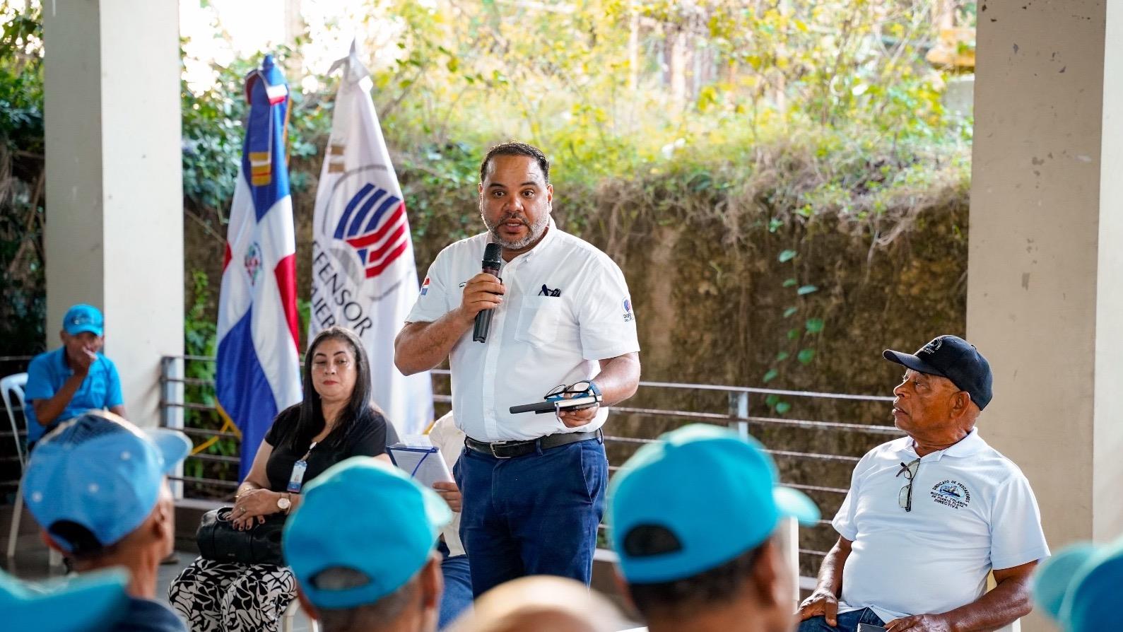 Defensor del Pueblo y director del FEDA se reúnen con Asociación de Pescadores de Puerto Plata