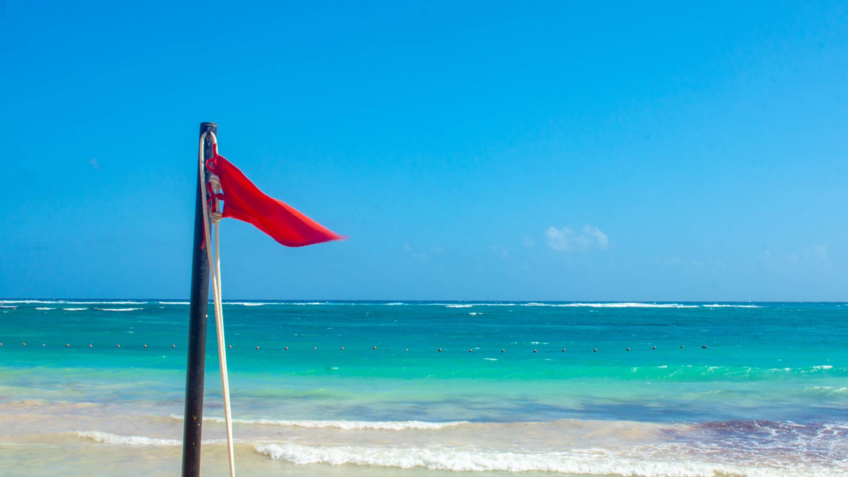 Oleaje peligroso y bandera roja en playas de Puerto Plata; por vaguada se registrarán aguaceros aislados