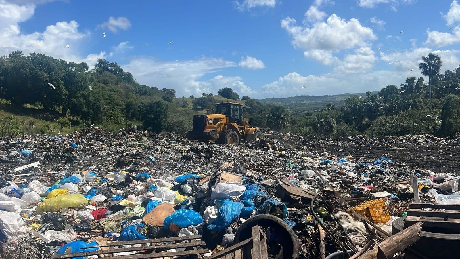 Ayuntamiento de Luperón realiza limpieza y adecuación del vertedero municipal