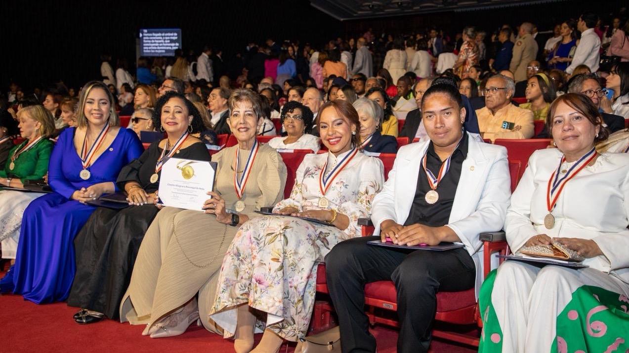 Presidente Abinader reconoce a 22 dominicanas con la Medalla al Mérito de la Mujer, entre ellas Ginette Bournigal 