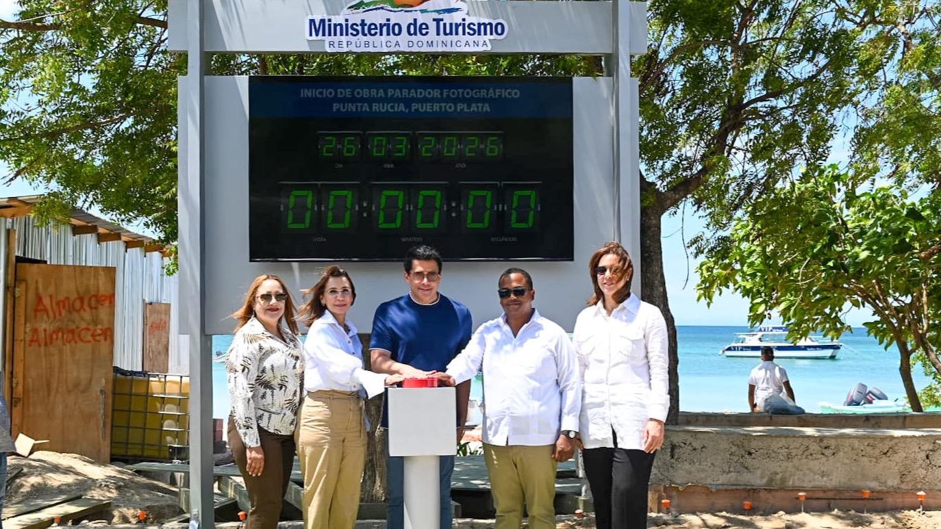 Ministro Collado deja iniciada construcción de parador fotográfico en la playa de Punta Rucia