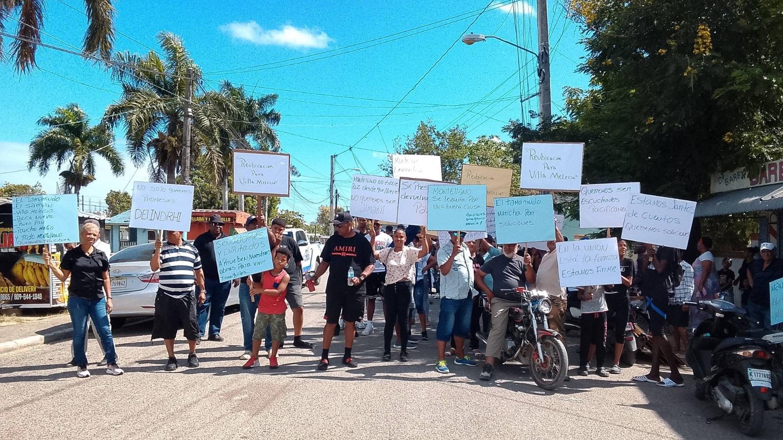 Comunitarios protestan en Montellano exigiendo al Gobierno la realización de obras