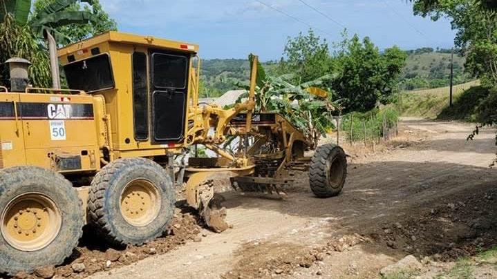 Inician trabajos de reparación de carretera que une distritos municipales La Jaiba y Güalete en Villa Isabela