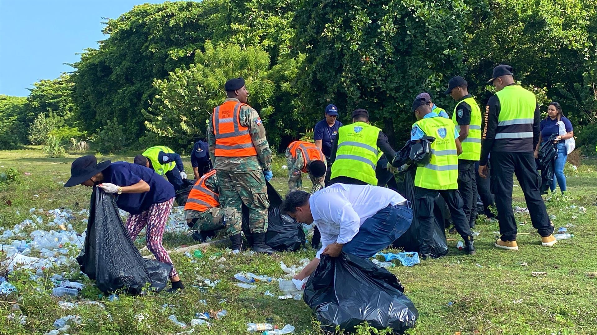 Valoran importancia de iniciativa de limpieza de playas en Puerto Plata
