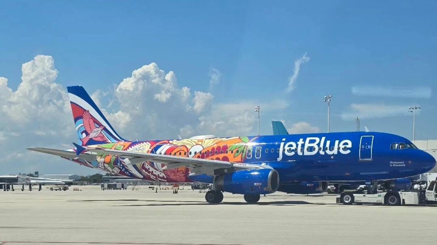 Aerolínea JetBlue decora aeronave de pasajeros con rasgos de RD y la bautiza como “Quisqueya la Bluebella”