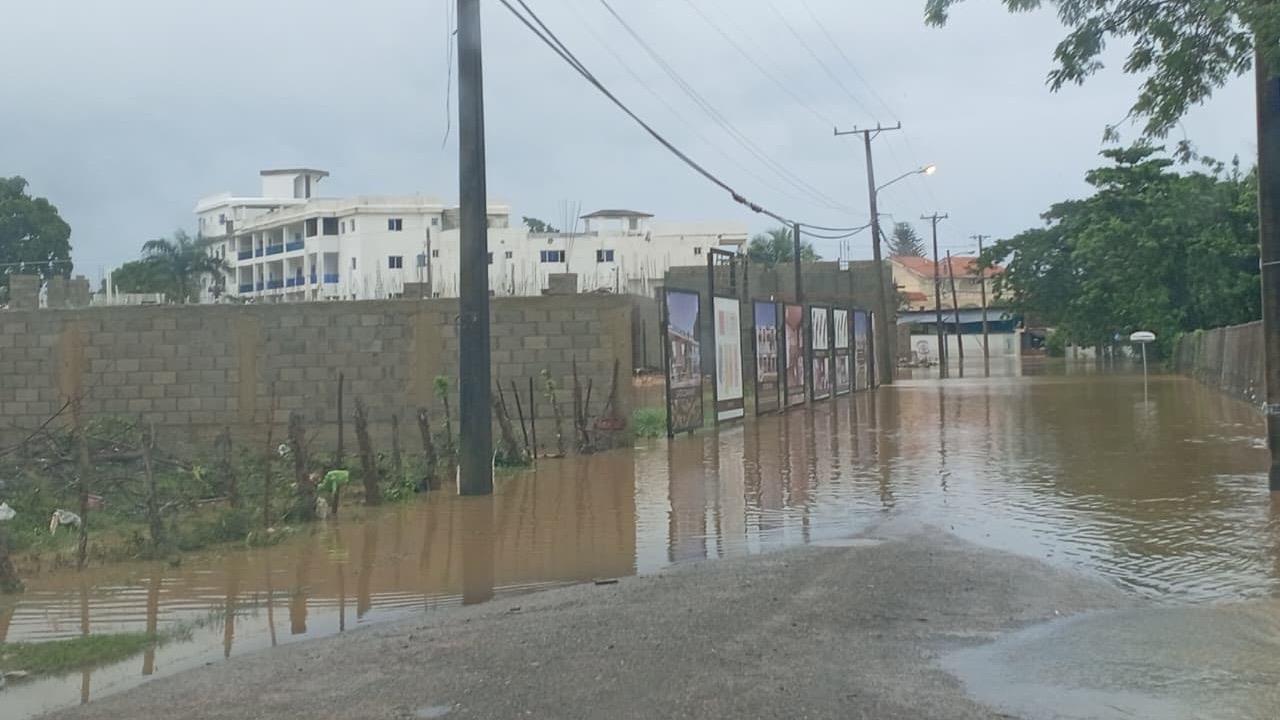 Intensas lluvias generan inundaciones en el municipio de Sosúa tras desbordarse acuíferos