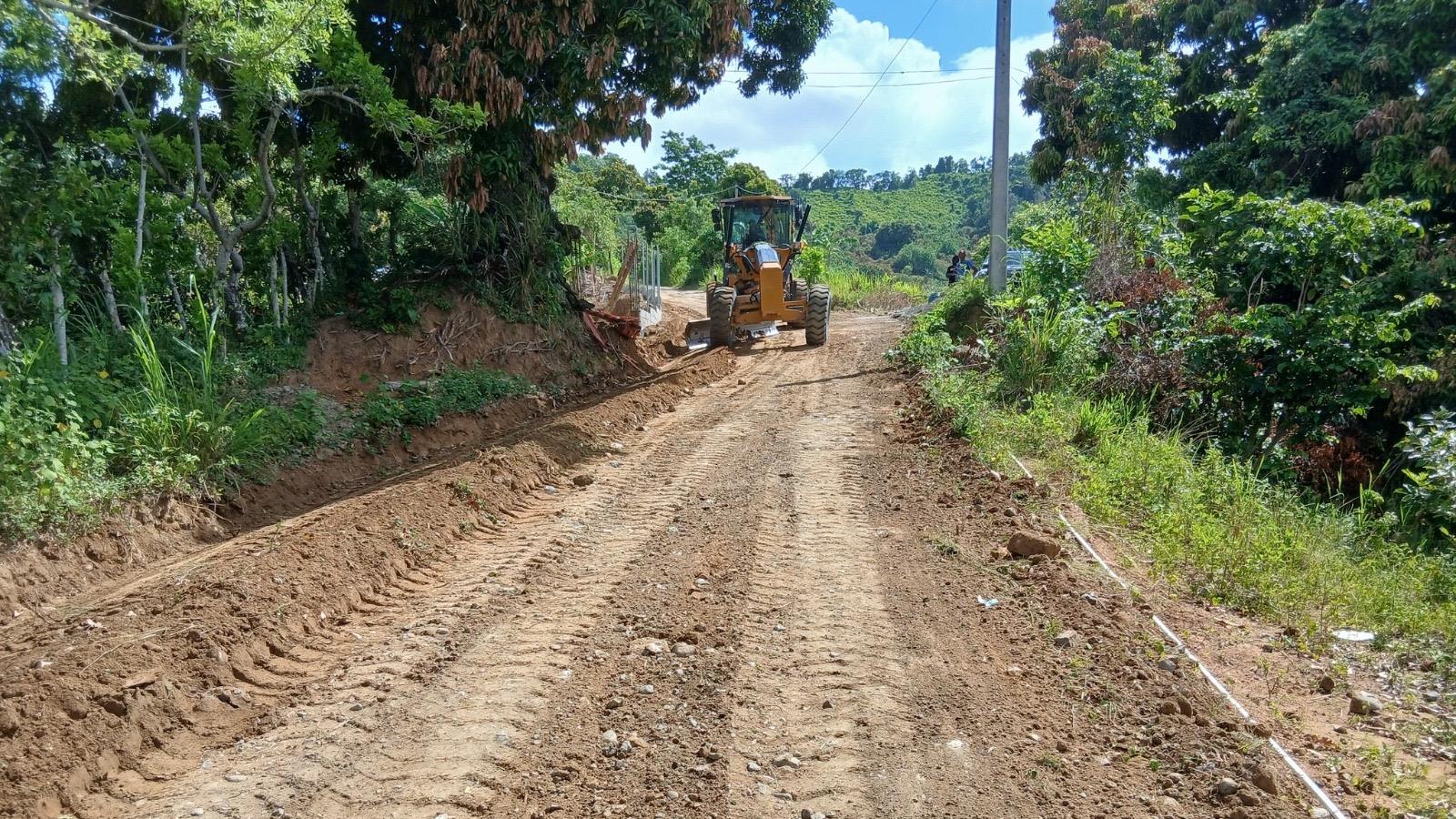 Continúan acondicionando caminos vecinales en zonas rurales de Altamira
