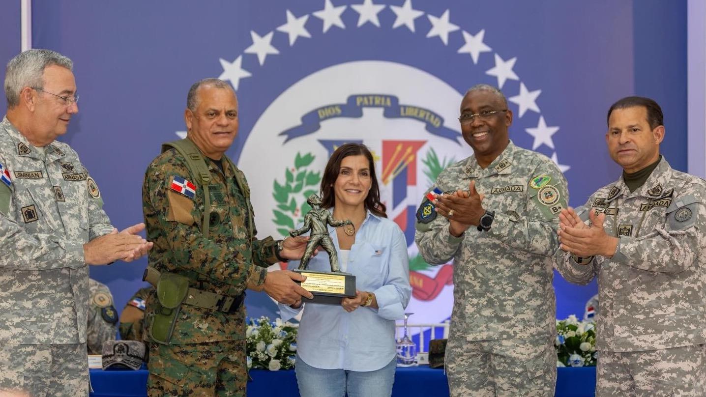 Embajadora de Estados Unidos en RD realiza visita de cortesía a Base Naval Las Calderas en Baní