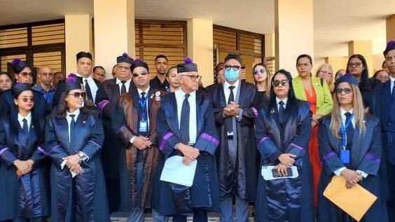 Jueces, juezas y servidores judiciales puertoplateños protestan exigiendo aumento salarial y condiciones laborales dignas