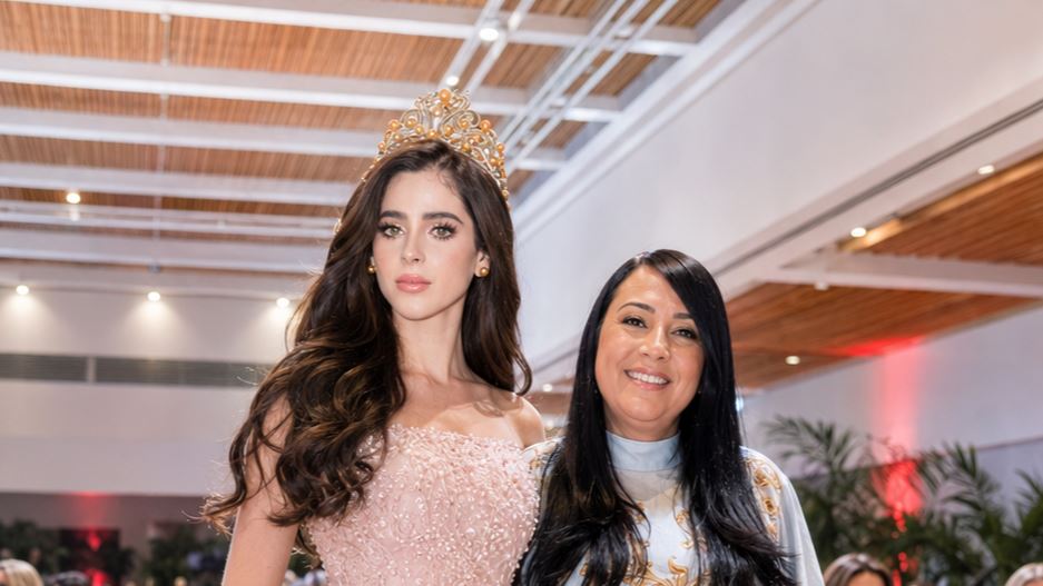 Giannina Azar deslumbra en Mónaco con su colección “María Antonieta” junto a Miss Universo