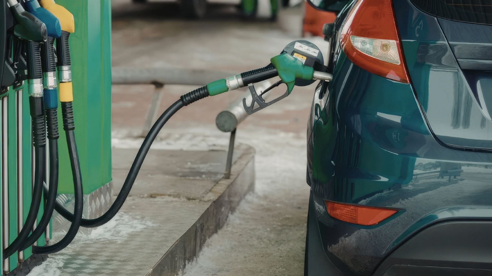 Los combustibles suben otra vez: gasolina premium aumenta RD$9 y la regular RD$7
