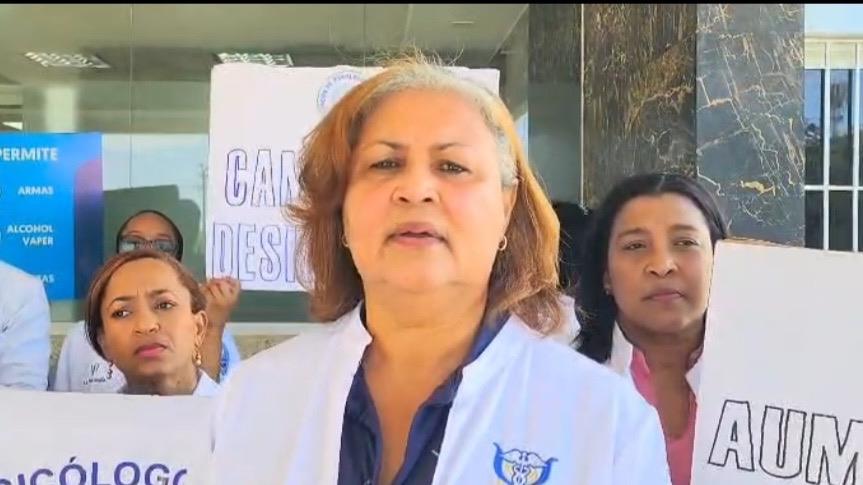 Psicólogos paralizan labores en demanda de mejoras salariales