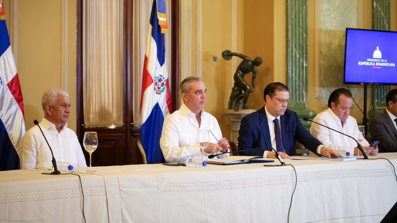     Gobierno y transportistas sostienen encuentro encabezado por Luis Abinader