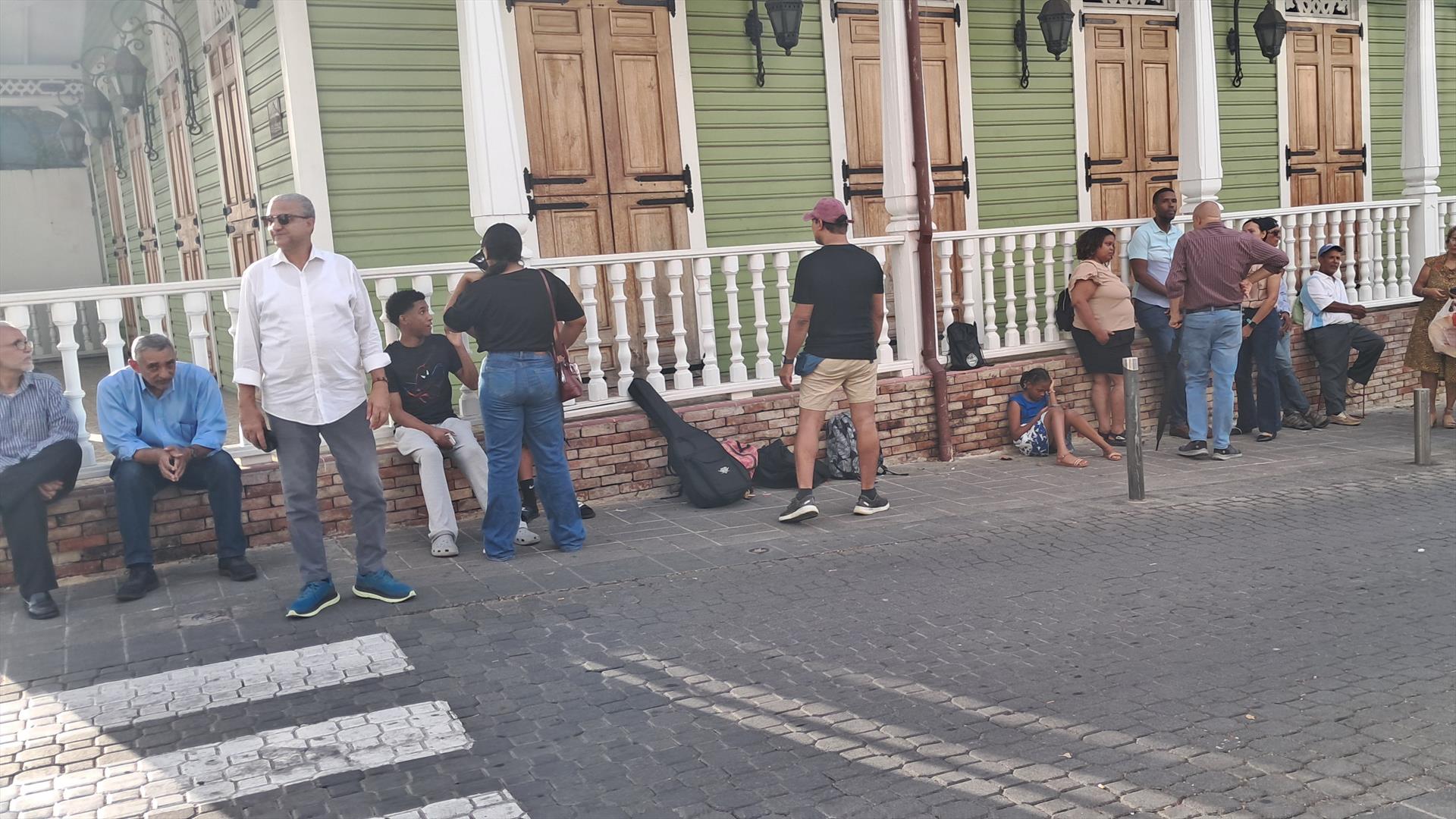 Artistas y ciudadanos mantienen vigilias en edificio de Bellas Artes de Puerto Plata