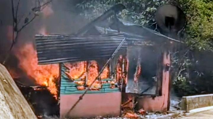 Incendio causado por cortocircuito eléctrico destruye vivienda en paraje de Yásica Arriba