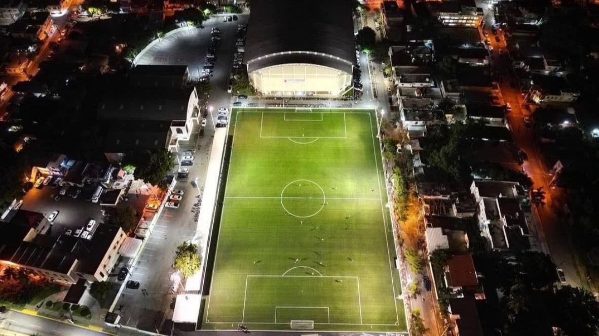 Restablecen iluminación nocturna al campus de fútbol Leonel Plácido de Puerto Plata
