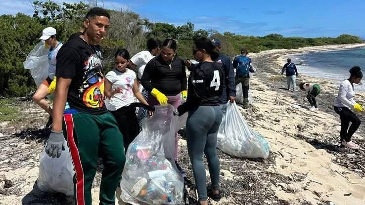 Realizan jornada de limpieza en zona costera de Estero Hondo; colectaron 1,046 libras de basura