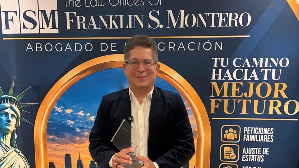 Iván Ruiz recibe premio internacional en Miami por su trayectoria en la televisión y la serie «La Familia Espejo»