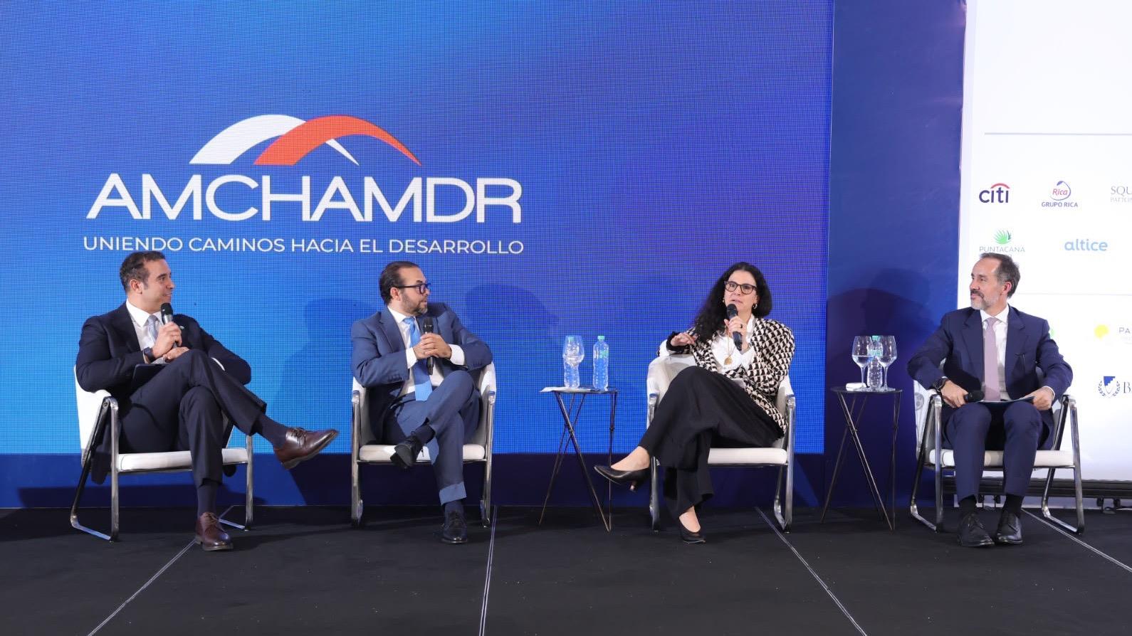 Líderes de INICIA presentan en AMCHAMDR su visión para transformar la educación dominicana