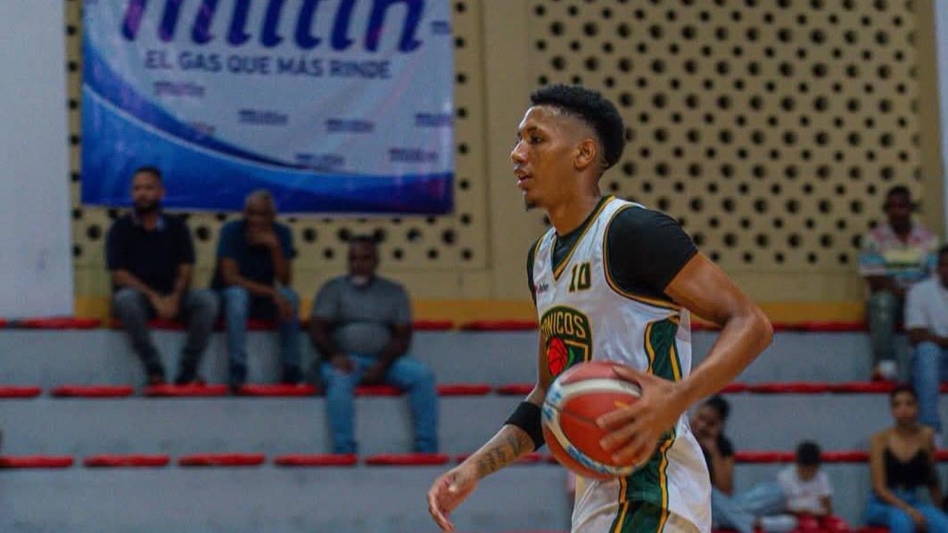 Joven atleta de Puerto Plata hace historia al encestar 75 puntos en un partido de baloncesto superior