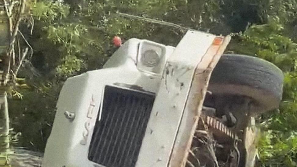Camión desparrama carga dentro del túnel de Altamira; se vuelca mezcladora de concreto en la carretera Turística