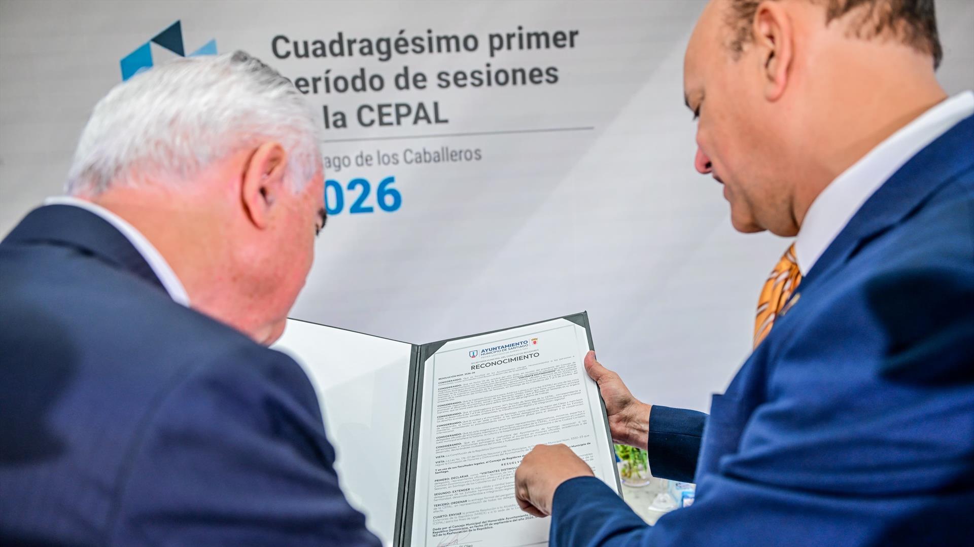 Ayuntamiento de Santiago declara Visitantes Distinguidos a delegados de la CEPAL