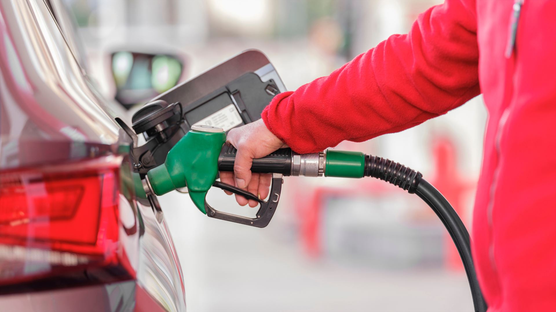 Gobierno aumenta RD$12 al gasoil óptimo y RD$5 a la gasolina prémium