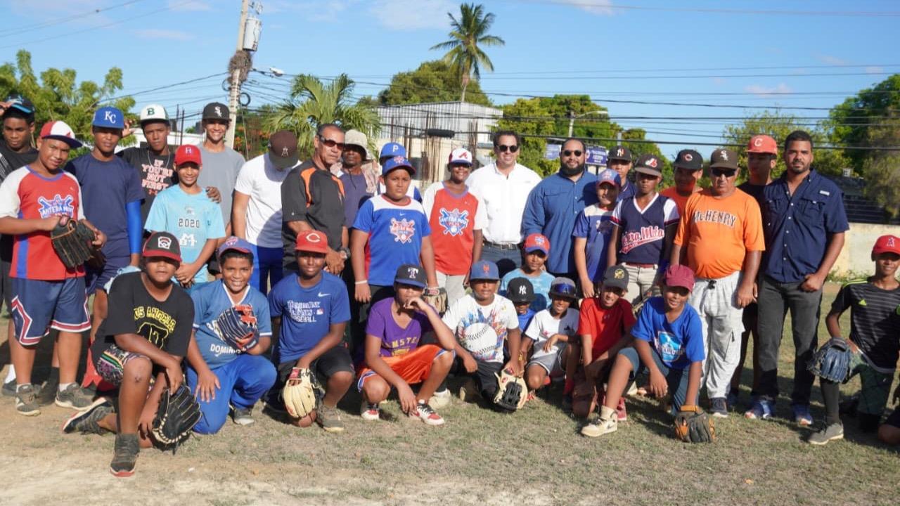 Hugo José González, director regional del INEFI, da inicio a los trabajos de remodelación del play de la Liga Antera Mota en Puerto Plata