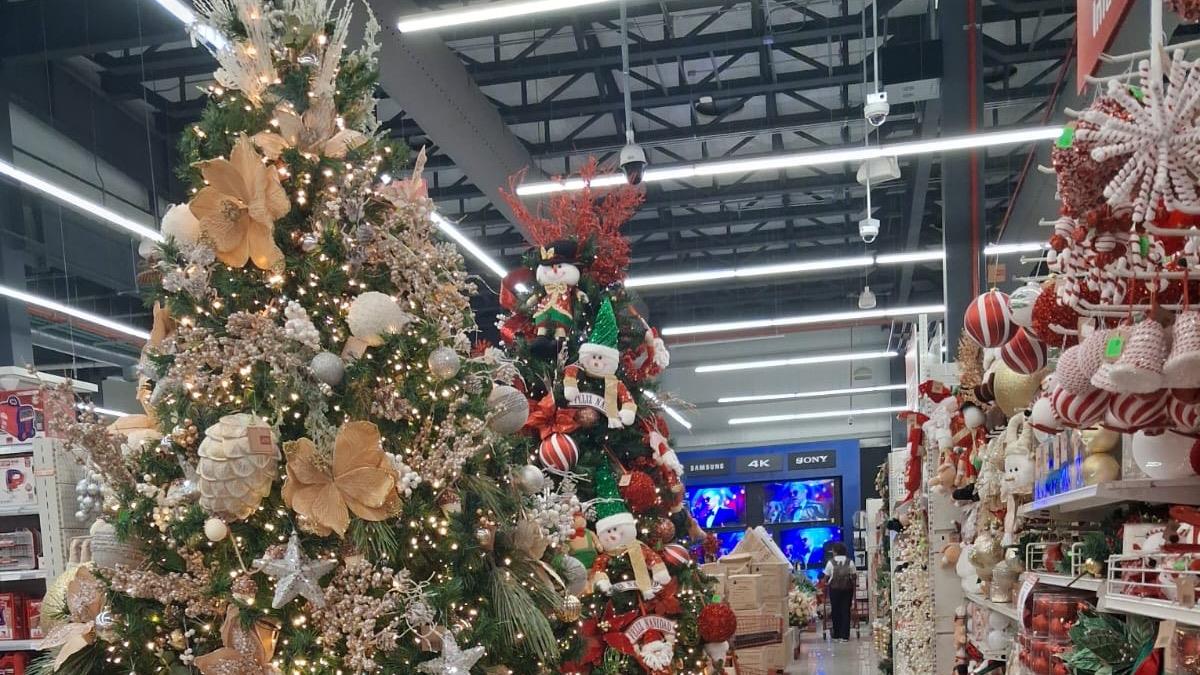 Comercios de Puerto Plata comienzan a colocar decoraciones y artículos navideños