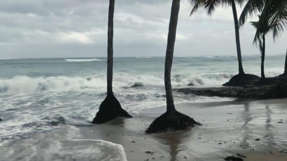Continúan oleajes anormales en el litoral costero de Puerto Plata