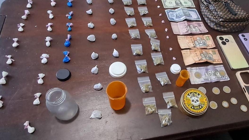 Decomisan porciones de drogas, celulares y dinero en operativos efectuados en sectores de Puerto Plata