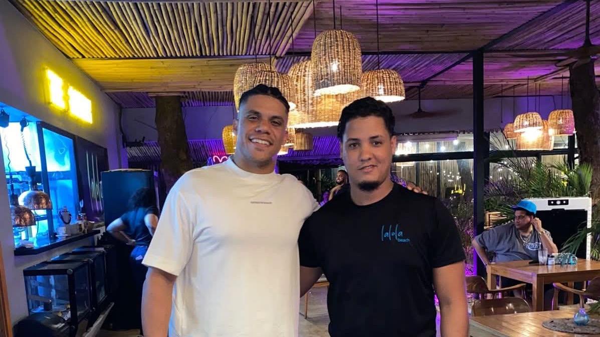 Pelotero Juan Soto disfruta sus vacaciones en Puerto Plata, donde visita varios lugares y comparte con la gente