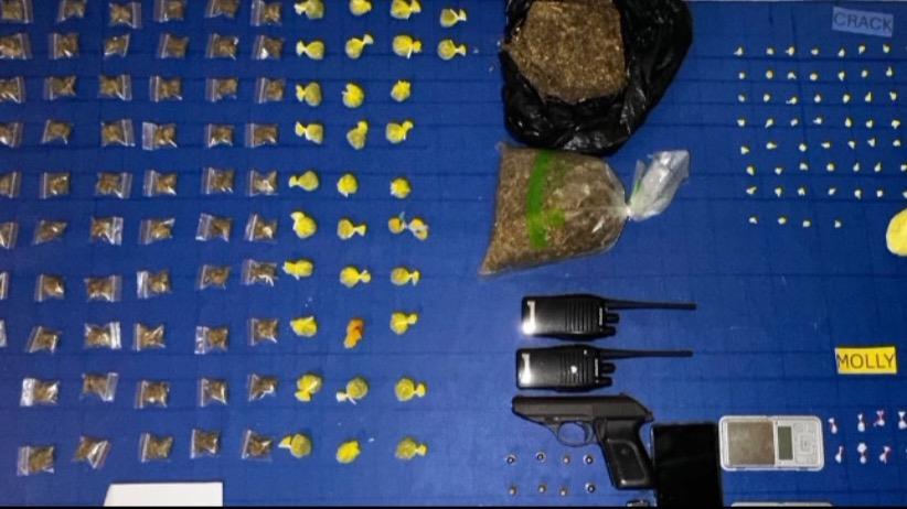 DINTEL y Ministerio Público ocupan dos máquinas tragamonedas, un arma de fuego y presuntas drogas en operativos en Imbert y Sosúa