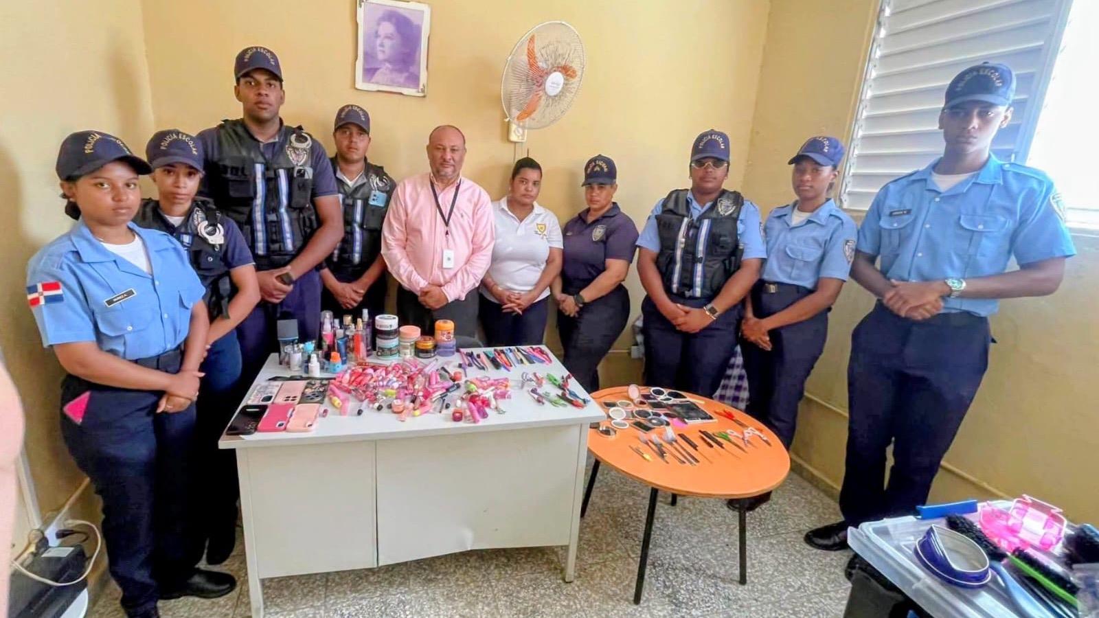 Incautan celulares y objetos cortantes y punzantes durante requisa en escuela pública de Puerto Plata