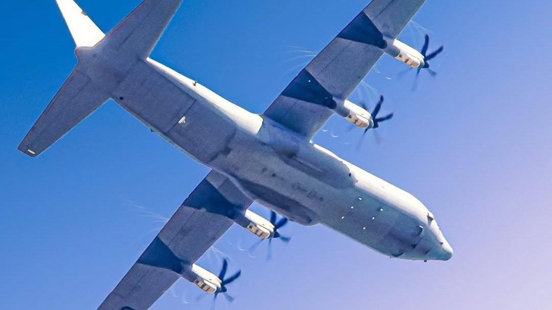 Avión despega de El Salvador con vehículos y tropas rumbo a Puerto Príncipe, Haití