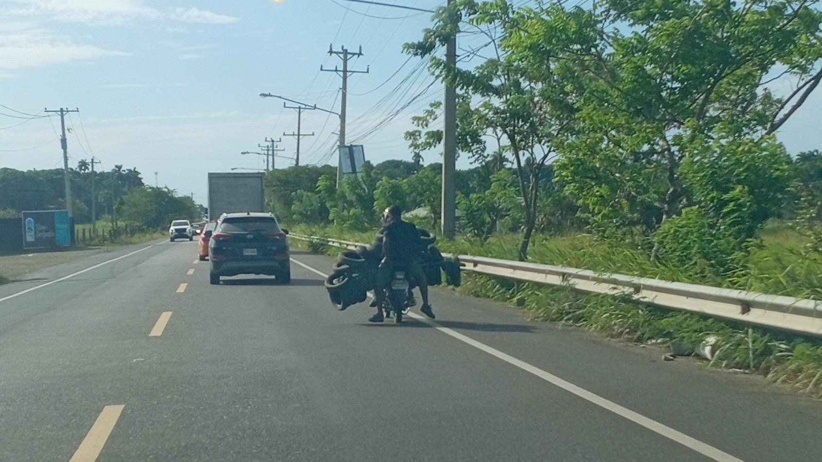 Motoristas y conductores cometen a diario acciones imprudentes y peligrosas en las vías de Puerto Plata