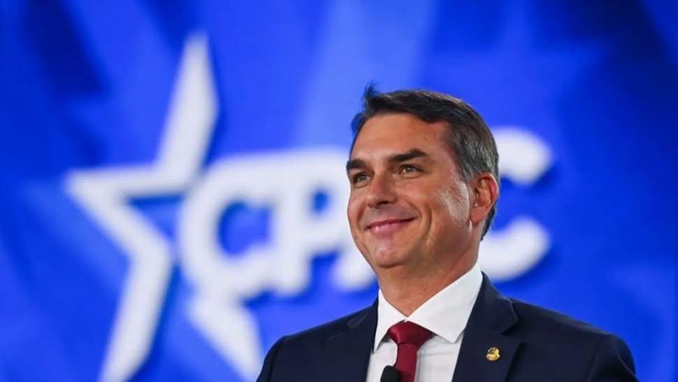 Flávio Bolsonaro aventaja a Lula en elecciones de Brasil; van a segunda vuelta el 25 de octubre