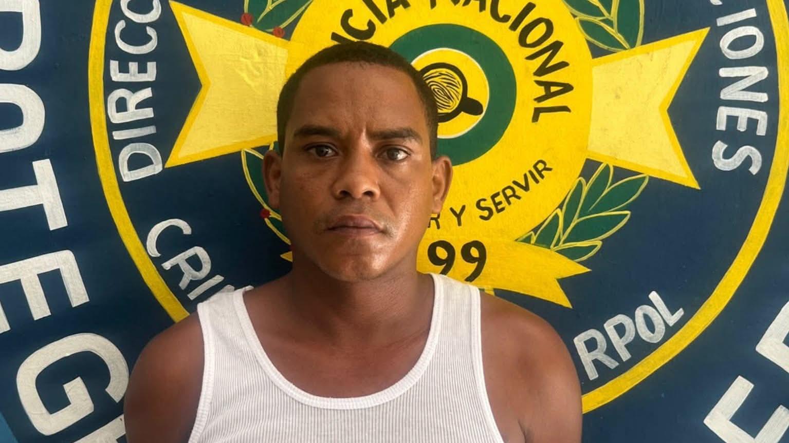Se entrega hombre acusado de amenazar de muerte al director de una escuela en Barahona