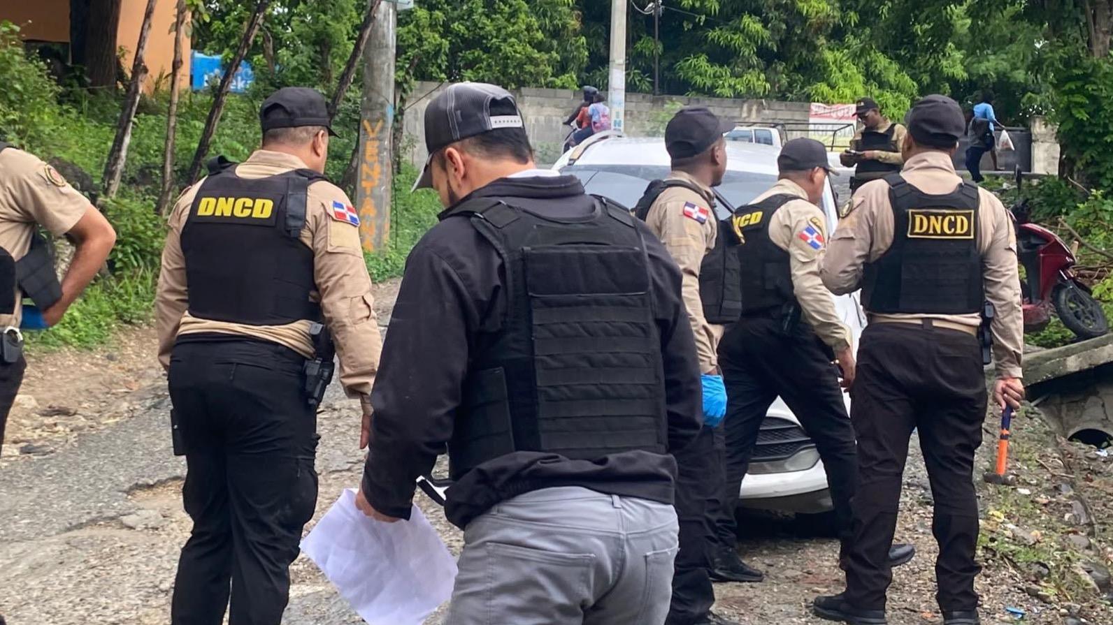 DNCD arresta a ocho personas e incauta 4,919 gramos de drogas, armas de grueso calibre, municiones y radios de comunicación
