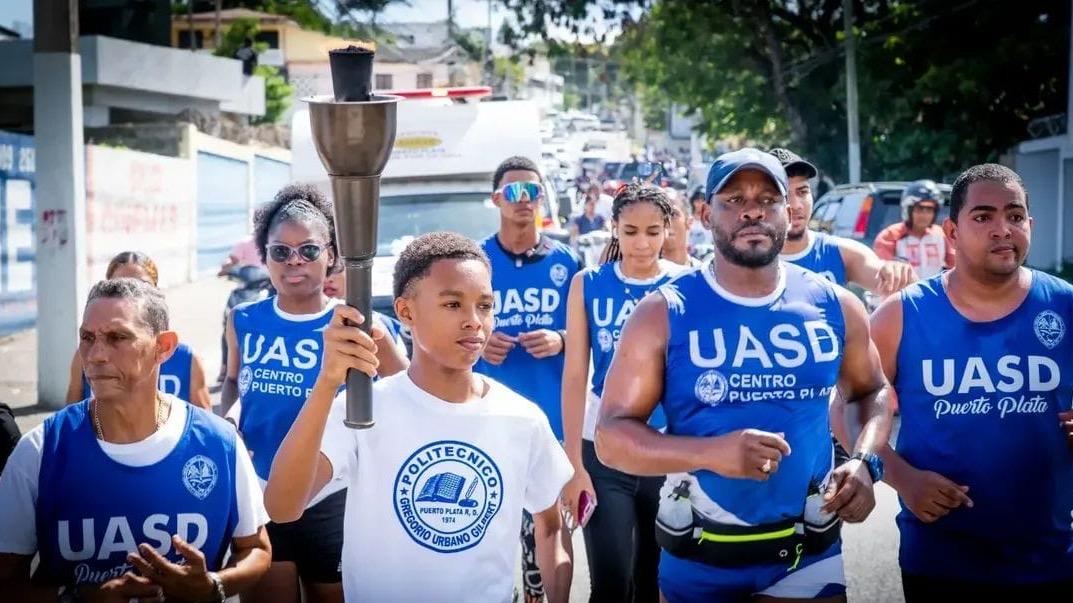 Antorcha de los 45.º Juegos Deportivos Tony Barreiro 2026 de la UASD recorrió San Felipe de Puerto Plata